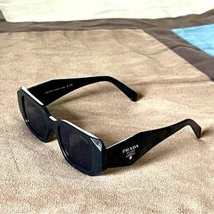 Prada sunglasses Model SPR 17.